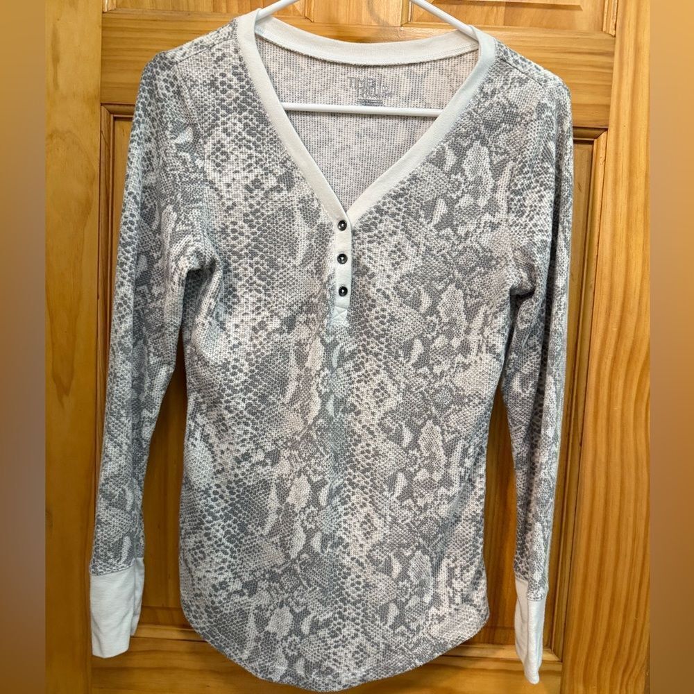Time and Tru Long-Sleeve Henley in Gray Snake Print size M